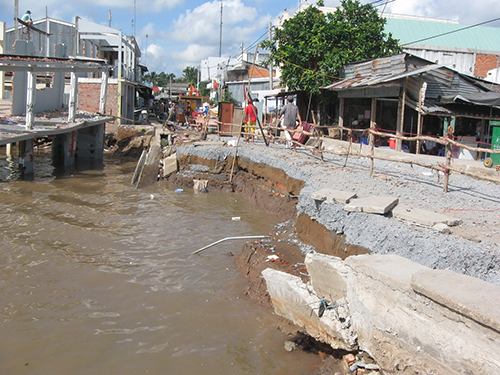 [-]Sóc[-]Trăng:[-]Tiếp[-]tục[-]sạt[-]lở[-]vùng[-]ven[-]sông[-]Hậu