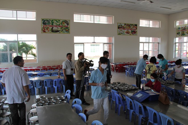 Bình[-]Dương:[-]Công[-]ty[-]nấu[-]thực[-]phẩm[-]“bẩn”[-]cấp[-]đến[-]14.000[-]suất/ngày[-]cho[-]18[-]trường[-]học