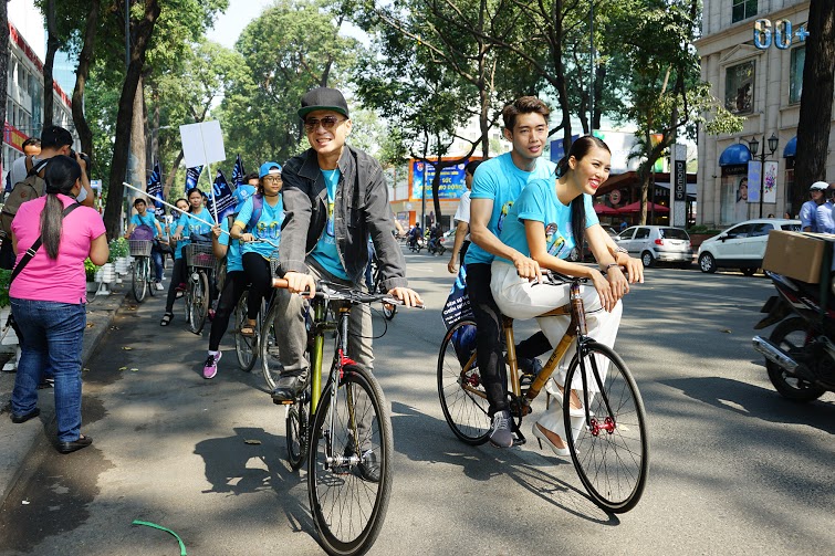 Quang[-]Đăng,[-]Lan[-]Khuê[-]và[-]ca[-]sĩ[-]Hà[-]Okio[-]cùng[-]phát[-]động[-]chiến[-]dịch[-]Giờ[-]trái[-]đất[-]năm[-]2016