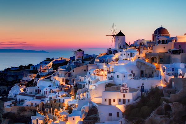 Santorini[-](tiếng[-]Hy[-]Lạp:[-]Σαντορίνη,[-]phát[-]âm[-][sadoˈrini]),[-]tên[-]cổ[-]điển[-]Thera[-]([-]/ˈθɪrə/),[-]và[-]tên[-]chính[-]thức[-]Thira[-](tiếng[-]Hy[-]Lạp:[-]Θήρα[-][ˈθira]),[-]là[-]một[-]hòn[-]đảo[-]ở[-]miền[-]nam[-]biển[-]Aegea,[-]nằm[-]cách[-]200[-]km[-](120[-]mi)[-]về[-]phía[-]đông[-]nam[-]của[-]Hy[-]Lạp[-]đại[-]lục.