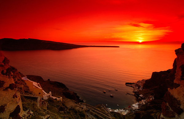 Đến[-]Santorini,[-]bạn[-]có[-]thể[-]ghé[-]thăm[-]hai[-]thị[-]trấn[-]Fira[-]và[-]Oia.