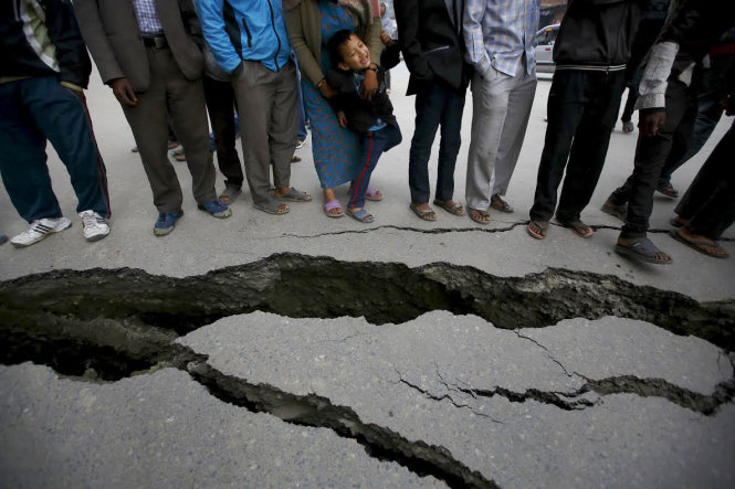 [-]Đã[-]có[-]3.700[-]người[-]chết,[-]thủ[-]đô[-]Nepal[-]dịch[-]chuyển[-]3m