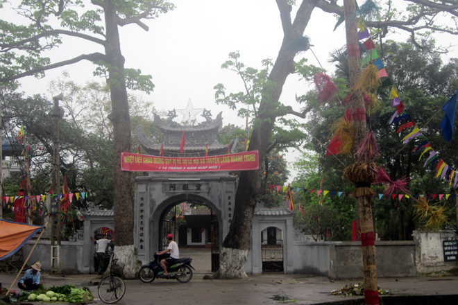 Lễ[-]hội[-]làng[-]Hoàng[-]Trung.