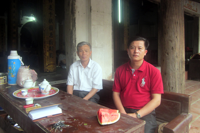 Ông[-]Đỗ[-]Trung[-]Bỉnh[-](bên[-]trái)[-]và[-]ông[-]Đỗ[-]Lê[-]Hùng(bên[-]phải)[-]trao[-]đổi[-]với[-]phóng[-]viên.