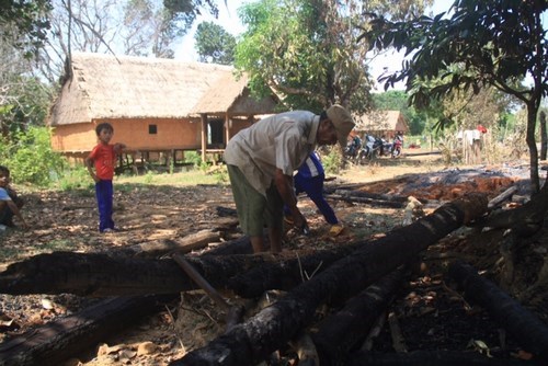 Gia[-]Lai:[-]Sét[-]đánh[-]bén[-]lửa[-]thiêu[-]rụi[-]12[-]căn[-]nhà