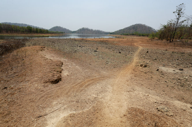 ​“Màu[-]quan[-]san”[-]dưới[-]lòng[-]hồ[-]cạn