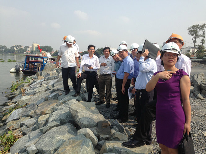 [-]Đoàn[-]công[-]tác[-]liên[-]Bộ[-]đi[-]canô[-]xem[-]dự[-]án[-]lấn[-]sông[-]Đồng[-]Nai