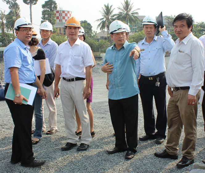 [-]Đoàn[-]công[-]tác[-]liên[-]Bộ[-]đi[-]canô[-]xem[-]dự[-]án[-]lấn[-]sông[-]Đồng[-]Nai