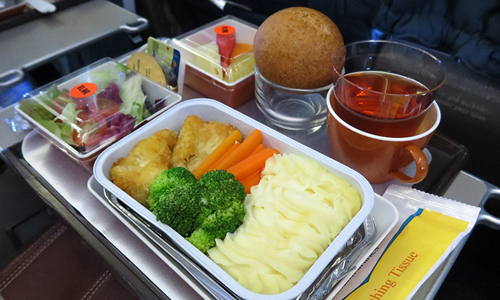 Lãi[-]5[-]tỷ[-]đồng[-]mỗi[-]tháng[-]nhờ[-]bán[-]cơm[-]cho[-]Vietnam[-]Airlines,[-]VietJet[-]
