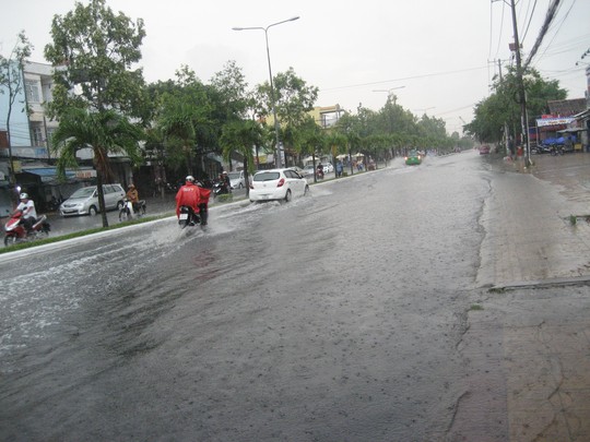 [-]Cần[-]Thơ:[-]Mưa[-]lớn[-]kèm[-]sấm[-]sét,[-]nhiều[-]tuyến[-]đường[-]ngập[-]sâu