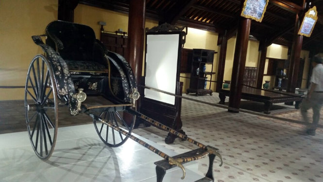 Xe[-]kéo[-]108[-]tuổi[-]của[-]vua[-]Thành[-]Thái[-]về[-]lại[-]hoàng[-]cung[-]Huế