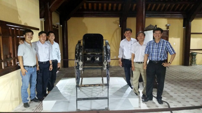 Xe[-]kéo[-]108[-]tuổi[-]của[-]vua[-]Thành[-]Thái[-]về[-]lại[-]hoàng[-]cung[-]Huế
