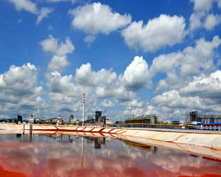 Toàn[-]cảnh[-]nhà[-]máy[-]sản[-]xuất[-]alumina[-]Tân[-]Rai,[-]Lâm[-]Đồng[-]nhìn[-]từ[-]khu[-]thải[-]bùn[-]đỏ