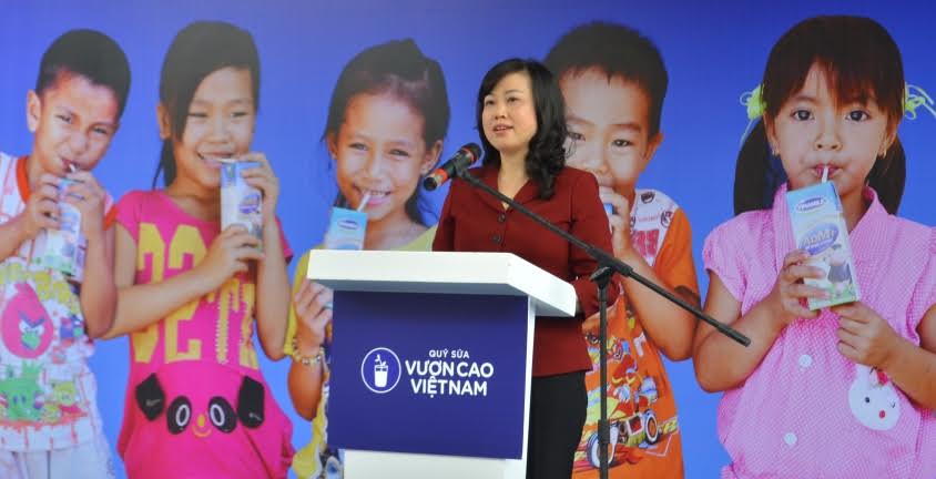 Vinamilk[-]và[-]Quỹ[-]sữa[-]Vươn[-]cao[-]Việt[-]Nam[-]trao[-]tặng[-]sữa[-]cho[-]40.000[-]trẻ[-]em[-]ở[-]40[-]tỉnh[-]thành[-]trên[-]cả[-]nước