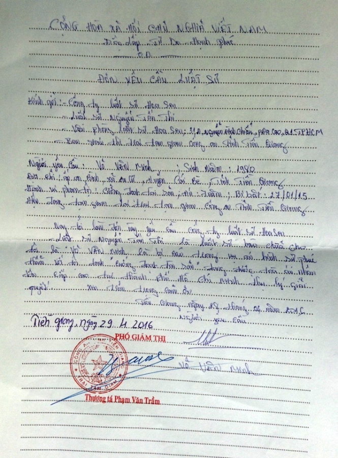 3[-]luật[-]sư[-]bào[-]chữa[-]cho[-]ông[-]Minh[-]vụ[-]chai[-]nước[-]ngọt[-]có[-]ruồi