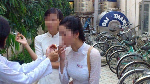 Dậy[-]sóng[-]với[-]bức[-]ảnh[-]nữ[-]sinh[-]mặc[-]áo[-]dài[-]phì[-]phèo[-]hút[-]thuốc[-]lá[-]1