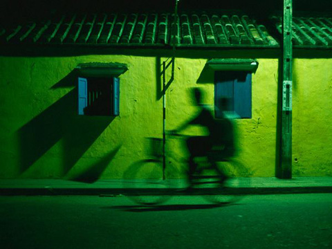 Hai[-]người[-]đi[-]xe[-]đạp[-]vào[-]ban[-]đêm[-]trên[-]đường[-]phố[-]thuộc[-]Hội[-]An,[-]Việt[-]Nam.[-]Hội[-]An[-]là[-]thành[-]phố[-]di[-]sản[-]thế[-]giới[-]với[-]tòa[-]nhà[-]xây[-]dựng[-]từ[-]thế[-]kỷ[-]15[-]đến[-]19.[-]Ảnh:[-]Justin[-]Guariglia.