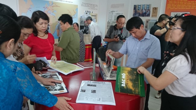 Công[-]bố[-]trên[-]200[-]bức[-]ảnh,[-]tài[-]liệu[-]và[-]hiện[-]vật[-]tiêu[-]biểu[-]về[-]Bác[-]Hồ