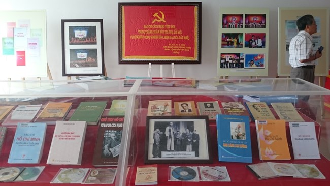 Công[-]bố[-]trên[-]200[-]bức[-]ảnh,[-]tài[-]liệu[-]và[-]hiện[-]vật[-]tiêu[-]biểu[-]về[-]Bác[-]Hồ
