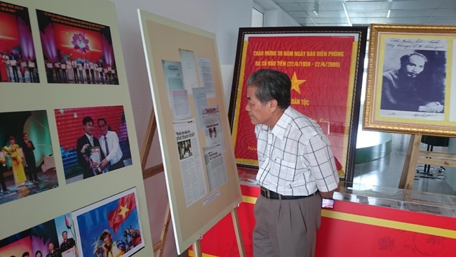 Công[-]bố[-]trên[-]200[-]bức[-]ảnh,[-]tài[-]liệu[-]và[-]hiện[-]vật[-]tiêu[-]biểu[-]về[-]Bác[-]Hồ