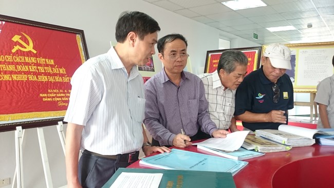 Công[-]bố[-]trên[-]200[-]bức[-]ảnh,[-]tài[-]liệu[-]và[-]hiện[-]vật[-]tiêu[-]biểu[-]về[-]Bác[-]Hồ
