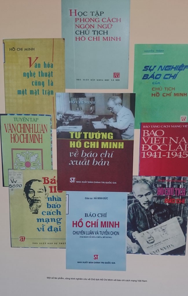 Công[-]bố[-]trên[-]200[-]bức[-]ảnh,[-]tài[-]liệu[-]và[-]hiện[-]vật[-]tiêu[-]biểu[-]về[-]Bác[-]Hồ