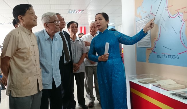 Công[-]bố[-]trên[-]200[-]bức[-]ảnh,[-]tài[-]liệu[-]và[-]hiện[-]vật[-]tiêu[-]biểu[-]về[-]Bác[-]Hồ