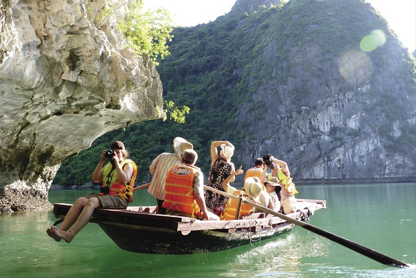 [-]“Cuộc[-]chiến”[-]tranh[-]khách[-]ở[-]Hạ[-]Long