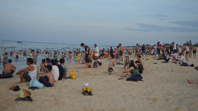 [-]Hàng[-]nghìn[-]người[-]đổ[-]về[-]bãi[-]biển[-]ở[-]Quảng[-]Bình[-]ngày[-]nóng