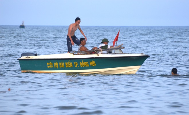 [-]Hàng[-]nghìn[-]người[-]đổ[-]về[-]bãi[-]biển[-]ở[-]Quảng[-]Bình[-]ngày[-]nóng