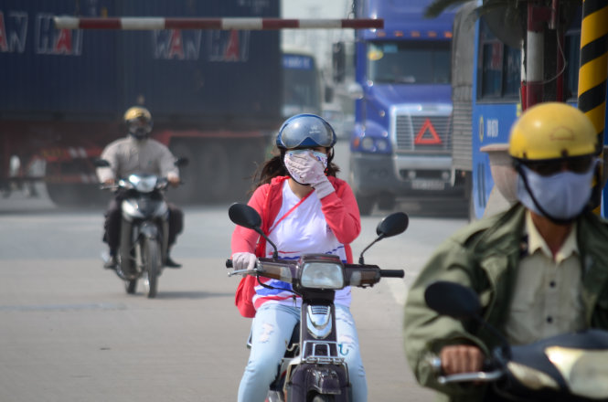 "Bão[-]bụi"[-]trên[-]đường[-]song[-]hành[-]xa[-]lộ[-]Hà[-]Nội