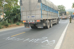 Cần[-]sớm[-]xác[-]định[-]nguyên[-]nhân[-]hiện[-]tượng[-]sụt[-]lún[-]và[-]nứt[-]bất[-]thường[-]ven[-]quốc[-]lộ[-]6,Hòa[-]Bình[-]