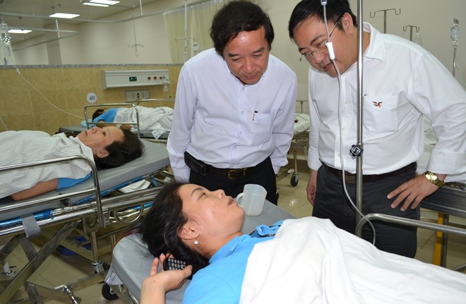 [-]Hàng[-]ngàn[-]công[-]nhân[-]hoảng[-]loạn[-]vì[-]ngộ[-]độc[-]khí
