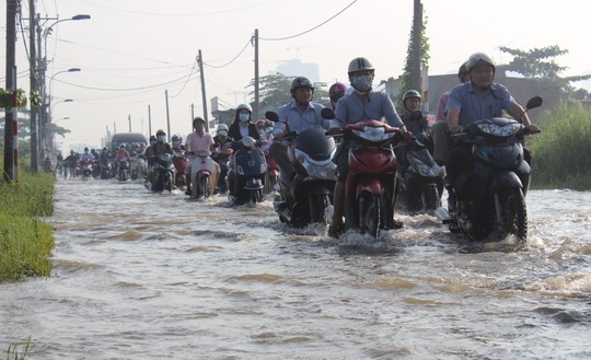 [-]Mưa[-]lớn,[-]người[-]Sài[-]Gòn[-]bì[-]bõm[-]lội[-]nước[-]đen