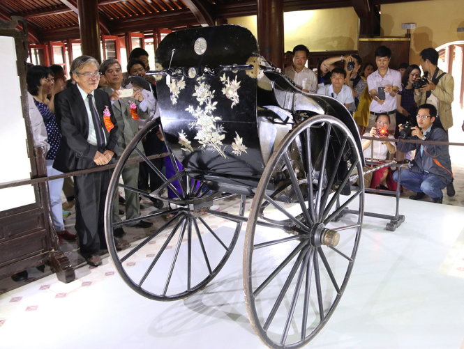 [-]Nghi[-]vấn[-]về[-]xe[-]kéo[-] vua[-]Thành[-]Thái[-]tặng[-]mẹ