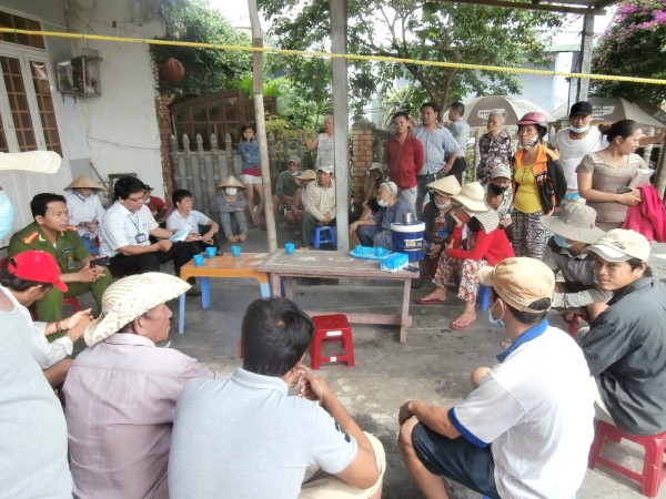[-]Dân[-]lấp[-]kênh[-]xả[-]thải,[-]quận[-]phải[-]đối[-]thoại[-]“nóng”