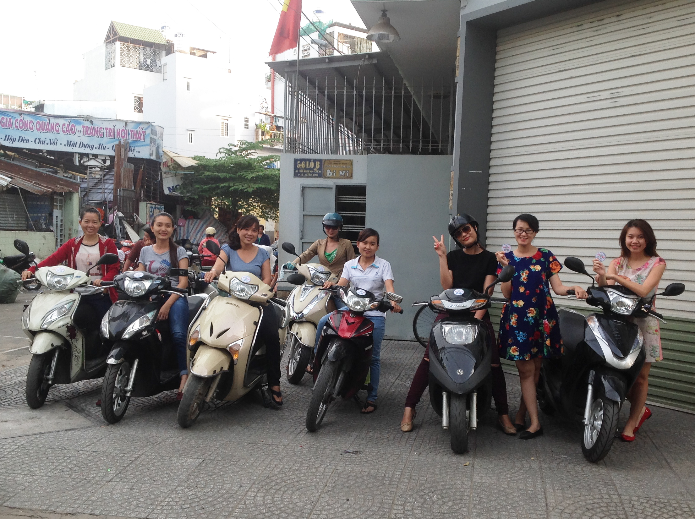 Công[-]ty[-]TNHH[-]BIMI[-]hào[-]hứng[-]tham[-]gia[-]dán[-]sticker[-][-]"Không[-]xả[-]rác[-]bừa[-]bãi”