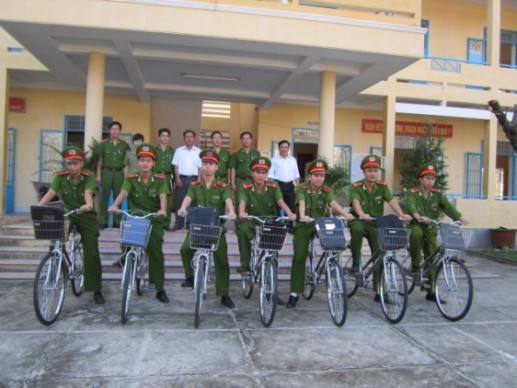 Cảnh sát đi xe đạp để gần gũi với nhân dân 12