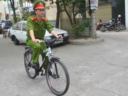 Cảnh sát đi xe đạp để gần gũi với nhân dân 11