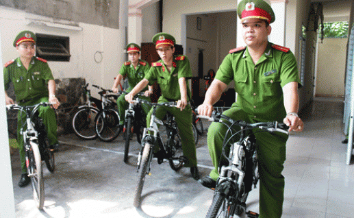 Cảnh sát đi xe đạp để gần gũi với nhân dân 2
