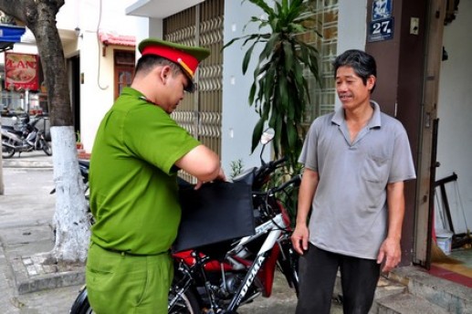 Cảnh sát đi xe đạp để gần gũi với nhân dân 4