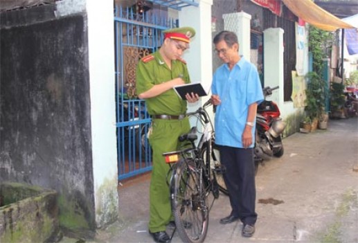Cảnh sát đi xe đạp để gần gũi với nhân dân 7