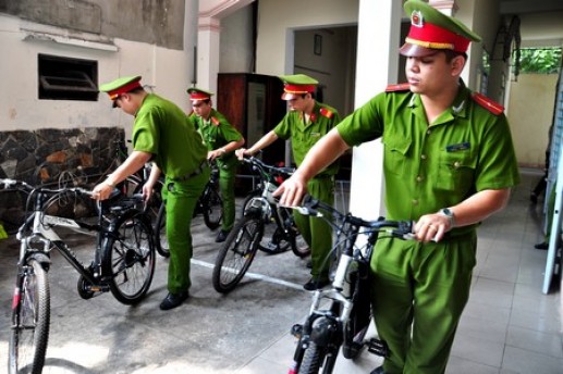 Cảnh sát đi xe đạp để gần gũi với nhân dân 1