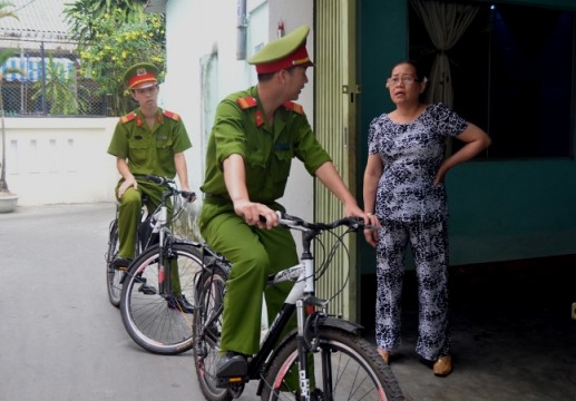 Cảnh sát đi xe đạp để gần gũi với nhân dân 6