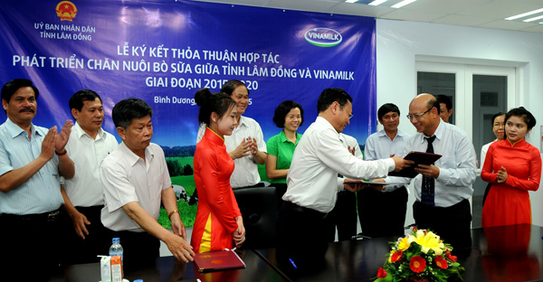 Vinamilk[-]và[-]Lâm[-]Đồng[-]hợp[-]tác[-]phát[-]triển[-]chăn[-]nuôi[-]bò[-]sữa[-]giai[-]đoạn[-]2015-[-]2020