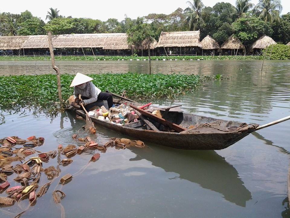Những[-]người[-]nhặt[-]"tiền[-]sạch"[-]trên[-]sông[-]Đồng[-]Nai