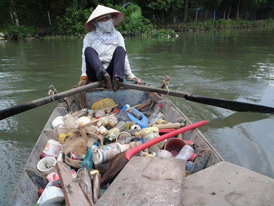 Những[-]người[-]nhặt[-]"tiền[-]sạch"[-]trên[-]sông[-]Đồng[-]Nai
