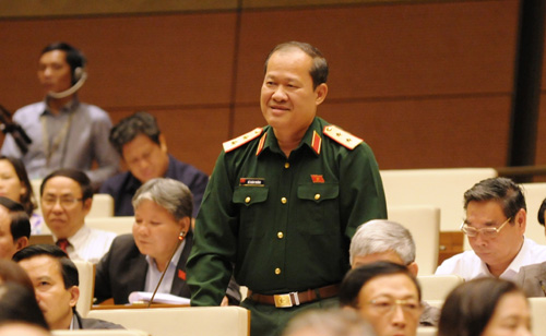 Trung[-]tướng[-]Bế[-]Xuân[-]Trường,[-]Phó[-]Tổng[-]tham[-]mưu[-]trưởng[-]Quân[-]đội[-]nhân[-]dân[-]Việt[-]Nam[-]đã[-]đề[-]xuất[-]dân[-]sự[-]hóa[-]một[-]số[-]đảo[-]lớn[-]ở[-]Trường[-]Sa[-]để[-]phát[-]triển[-]kinh[-]tế,[-]ổn[-]định[-]an[-]ninh[-]quốc[-]phòng.
