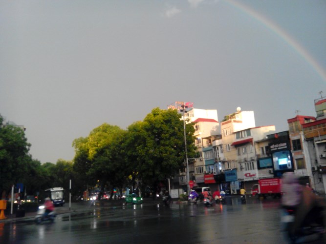 Cầu[-]vồng[-]xuất[-]hiện[-]ở[-]Hà[-]Nội[-]sau[-]giông[-]lốc[-]ngày[-]13/6