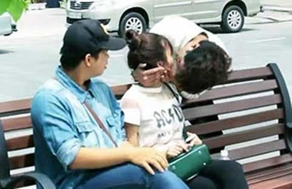 Trào[-]lưu[-]Kiss[-]Cam:[-]Từ[-]sự[-]nhân[-]văn[-]biến[-]tướng[-]thành[-]cưỡng[-]hôn[-]bệnh[-]hoạn